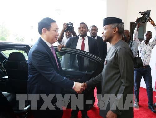 Entretien entre le vice-Premier ministre Vuong Dinh Huê et le vice-président nigérian 