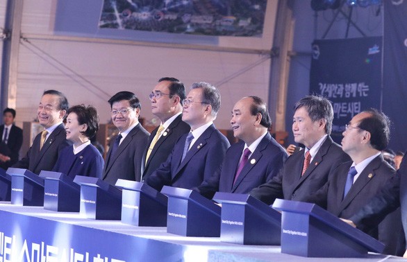 Premières activités du Premier ministre Nguyên Xuân Phuc en République de Corée