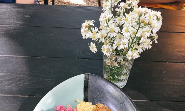 Thai shrimp paste fried rice with flower salad