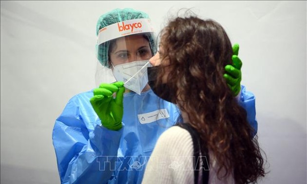 Countries tighten measures amid Omicron caution 