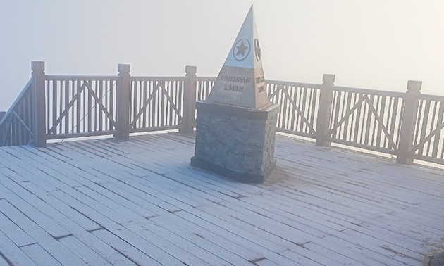 Fansipan mountain blanketed in snow as cold spell hits northern, central regions