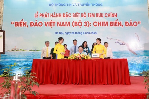 National postage stamp exhibition featuring Vietnam's sea and islands opens in Hanoi