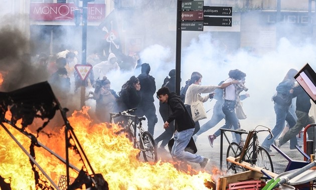 French police, protesters clash after fatal shooting of teenager