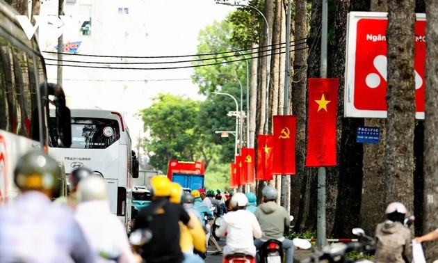 Ho Chi Minh City glows with flags and flowers to celebrate 50th anniversary of National Reunification