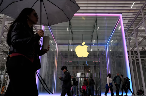 Trump threatens new tariffs on European Union, Apple