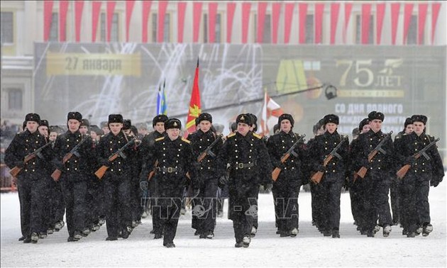 Rusia melakukan parade militer memperingati ultah ke-75 pembebasan Leningrad