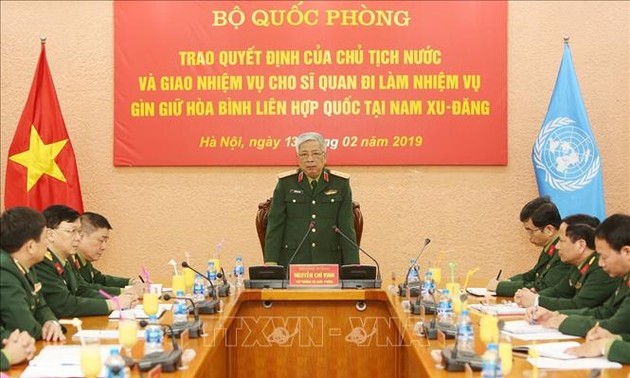 Menambahkan seorang perwira Viet Nam melakukan tugas menjaga perdamaian di Sudan Selatan