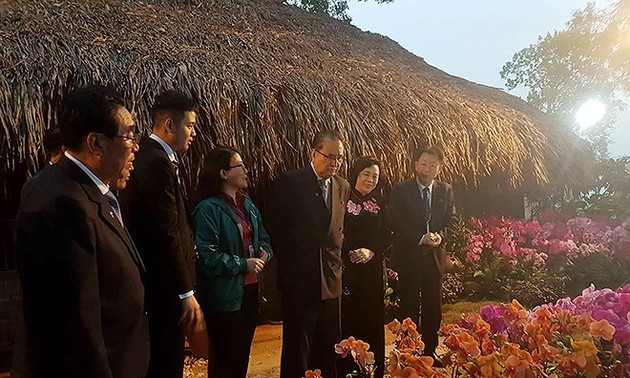 Delegasi pemimpin Partai Pekerja Korea mengunjungi pola penanaman pihak bunga anggrek di Koperasi “Dan Hoai”, Kota Hanoi