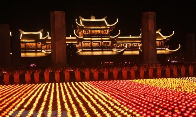 Hari Waisak 2019: Festival melarung bunga berlampu untuk berdoa demi perdamaian dunia 