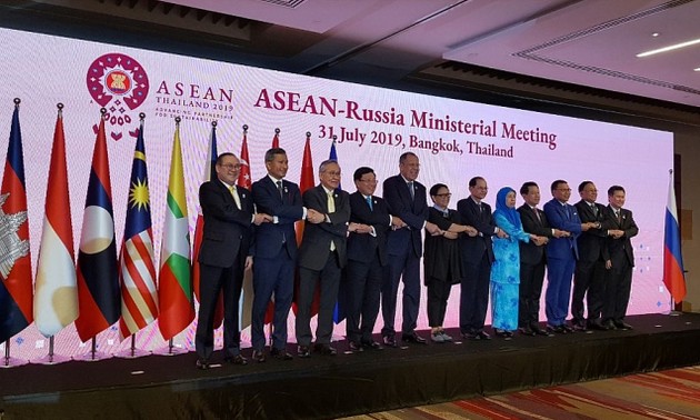 Deputi PM, Menlu Pham Binh Minh menghadiri Konferensi Menlu ASEAN dengan para mitra