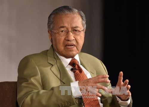 Koran-koran Malaysia memuat berita secara menonjol tentang kunjungan PM Malaysia, Mahathir Mohamad di  Vietnam