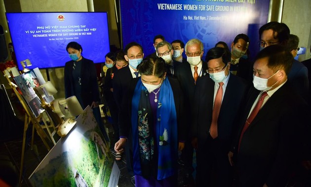 Pameran dengan Tema: “Perempuan Vietnam Bersinergi Demi Keselamatan Bumi Vietnam”