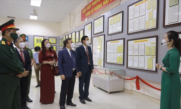 Pameran Keliling Dokumenter “Hoang Sa (Paracel), Truong Sa (Spratly) Vietnam – Bukti-Bukti Sejarah dan Hukum” di Provinsi Quang Tri