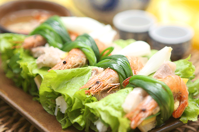 Hidangan Hari Raya Tet yang Lezat - Selada Gulung dengan Cuka Beras, Udang, dan Daging