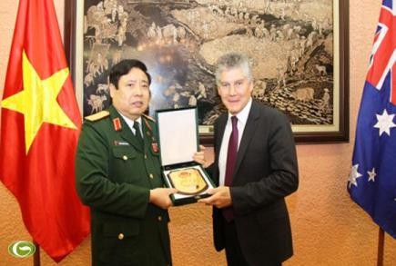 Australiens Verteidigungsminister Stephen Smith besucht Vietnam