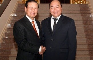 Laos Vizepremierminister trifft Vizepremierminister Nguyen Xuan Phuc