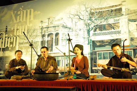 Xam-Gesang in der Straßenbahn- Kulturzüge der Hauptstadt