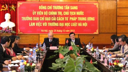 Staatspräsident Truong Tan Sang besucht Jurahochschule Hanoi