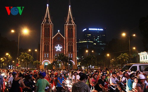 Vietnamesen und Menschen in der Welt feiern das Weihnachtsfest