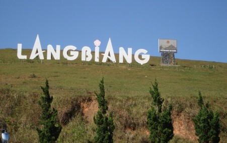 Frühling auf dem Feld mit Hochtechnologie am Berghang Langbiang