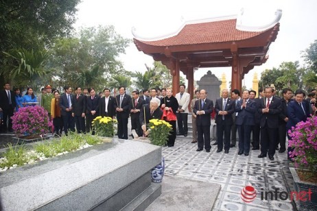 Spitzenpolitiker gedenken des großen Dichters Nguyen Du