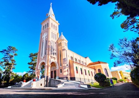 Architekturschönheit der Hahn- und Frauen-Kirche in Da Lat