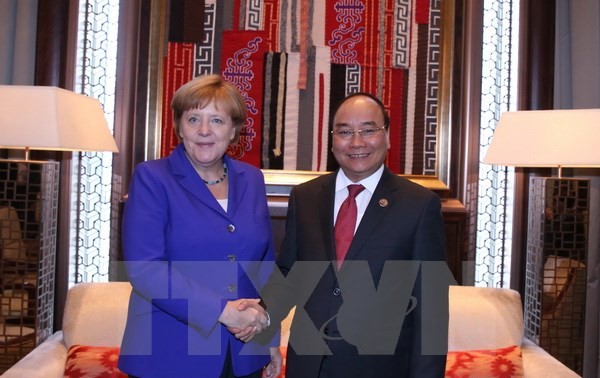 Premierminister Nguyen Xuan Phuc führt bilaterale Treffen am Rande des ASEM-Gipfels