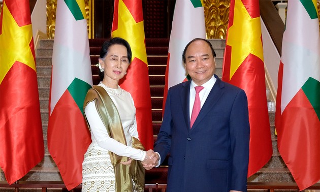 Premierminister Nguyen Xuan Phuc führt Gespräch mit der myanmarischen Staatsberaterin