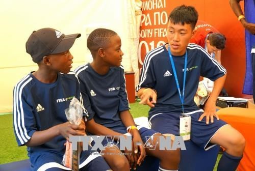 Delegation vietnamesischer Schüler nimmt am Fußball-Fest in Russland teil