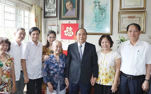 Premierminister Nguyen Xuan Phuc besucht Familien der gefallenen Soldaten in Hanoi 