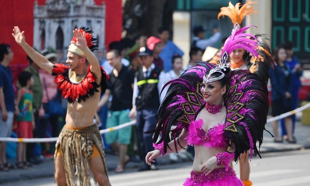 Straßenkarneval zum 20. Jahrestag der Titelverleihung “Hanoi: Stadt für Frieden”