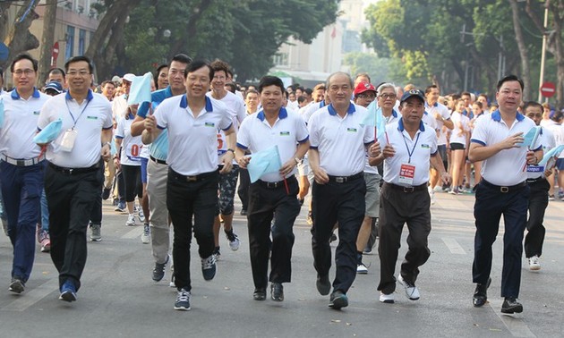 Fast 1500 Menschen nehmen am 46. erweiterten Laufwettbewerb der Zeitung “Ha Noi moi” teil