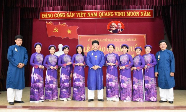 Männliche Angestellte in Hue tragen Ao Dai zur Arbeit: Traditionelle Trachten des Volkes bewahren