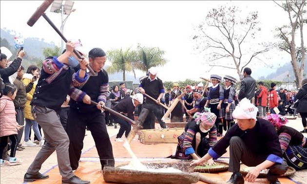 Lebendiges Fest zum Zerstampfen des Day-Kuchens im bergigen Gebiet Mu Cang Chai