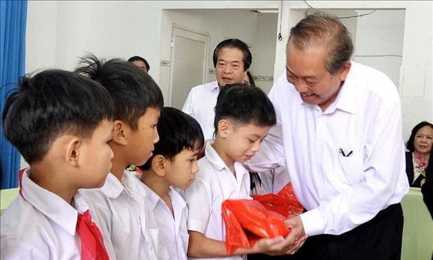 Vize-Premierminister Truong Hoa Binh besucht das Zentrum zur Pflege behinderter Kinder Vo Hong Son