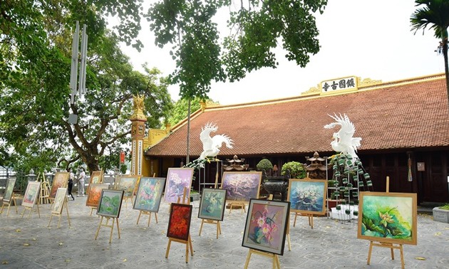 Der Gemeinschaft 108 Lotusbilder am Buddhas Geburtstag geschenkt