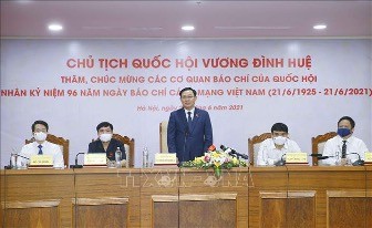 Parlamentspräsident Vuong Dinh Hue besucht einige Pressebehörden