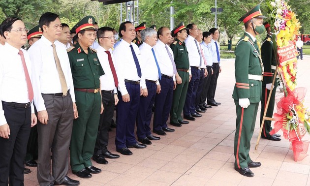 Staatpräsident Nguyen Xuan Phuc gedenkt der gefallenen Soldaten in Quang Tri