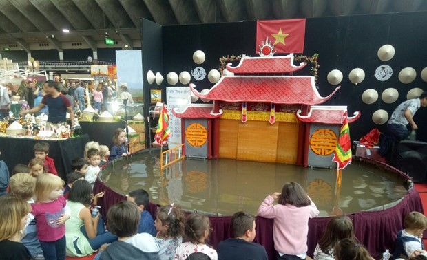 Aufführung traditioneller Stücke der vietnamesischen Wasserpuppen-Kunst in Südkorea