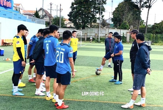 Viele vietnamesische Fußballstars beteiligen sich am Fußballturnier beim Blumenfestival Da Lat