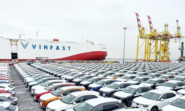 Das Schiff mit 999 VF 8-Autos von VinFast legt im Hafen von Kalifornien an