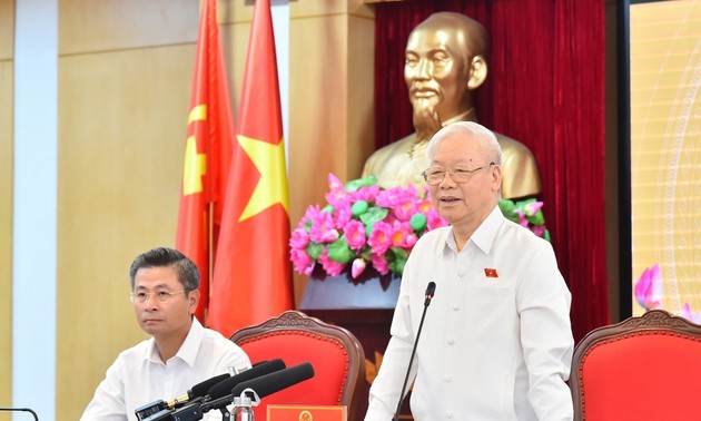 KPV-Generalsekretär Nguyen Phu Trong trifft Wähler in Hanoi