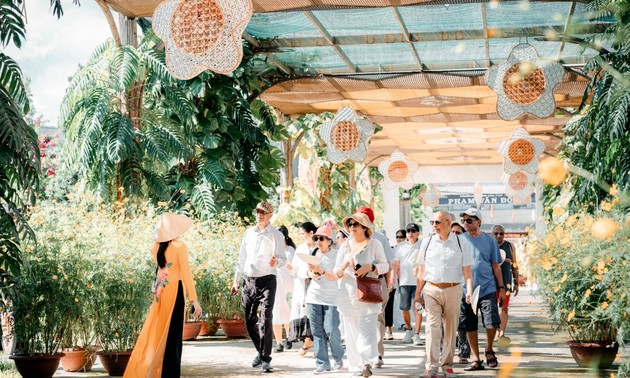 Kreuzfahrtschiff mit fast 4400 internationalen Touristen besucht die Stadt Nha Trang