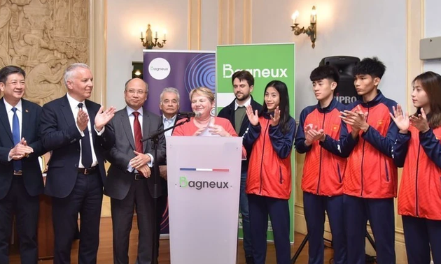 Die Bürgermeisterin der Stadt Bagneux begrüßt junge vietnamesische Taekwondo-Kämpfer