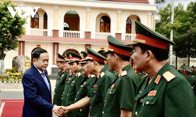 Parlamentspräsident Tran Thanh Man besucht die Militärzone 9