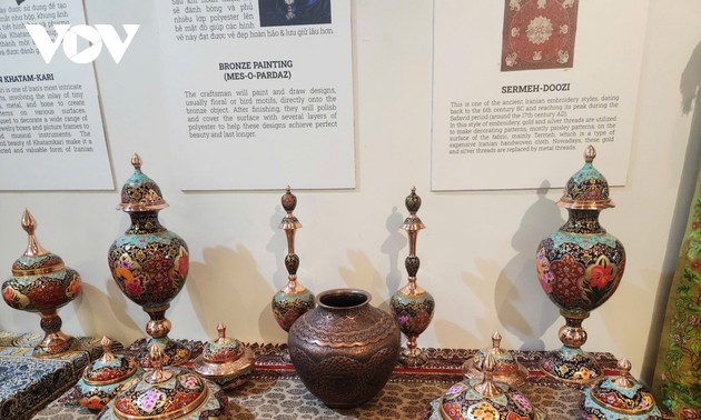 Die iranische Handwerkskunst im Hanoi-Museum ausgestellt