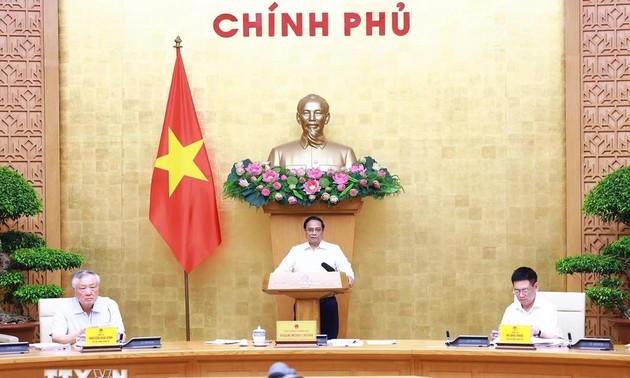 Premierminister Pham Minh Chinh leitet die Regierungssitzung über den Gesetzaufbau