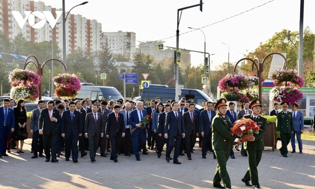 Parlamentspräsident Tran Thanh Man legt einen Kranz am Denkmal von Präsident Ho Chi Minh in Moskau nieder