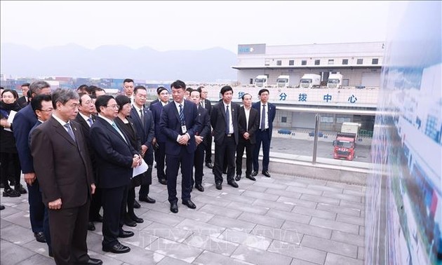 Premierminister Pham Minh Chinh besucht das Logistikzentrum der Stadt Chongqing