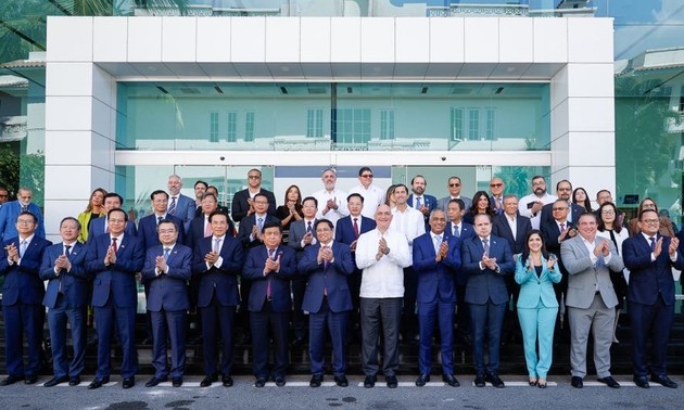 Premierminister Pham Minh Chinh nimmt am vietnamesisch-dominikanischen Unternehmensforum teil